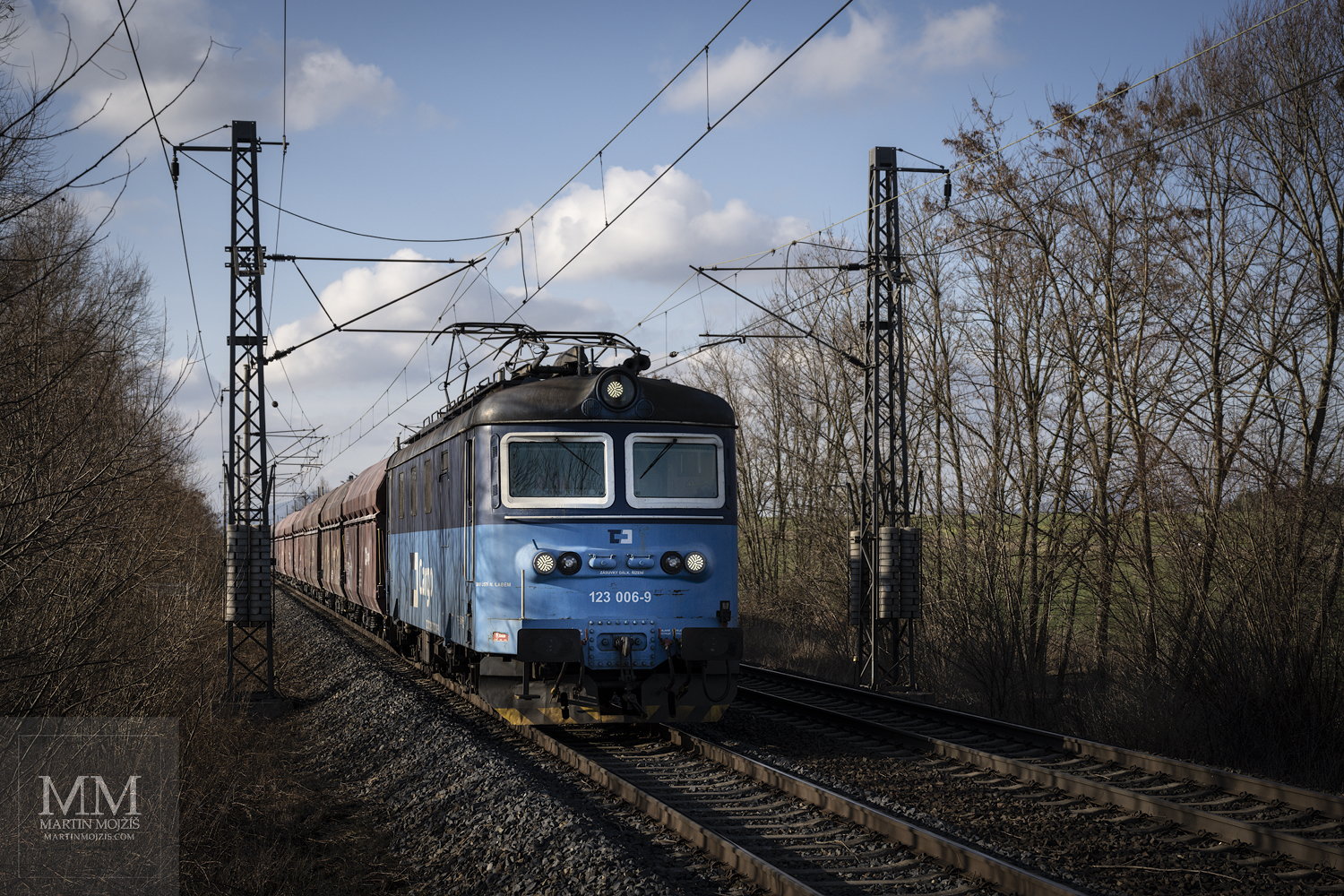 Lokomotiva 123 006-9 v čele nákladního vlaku.
