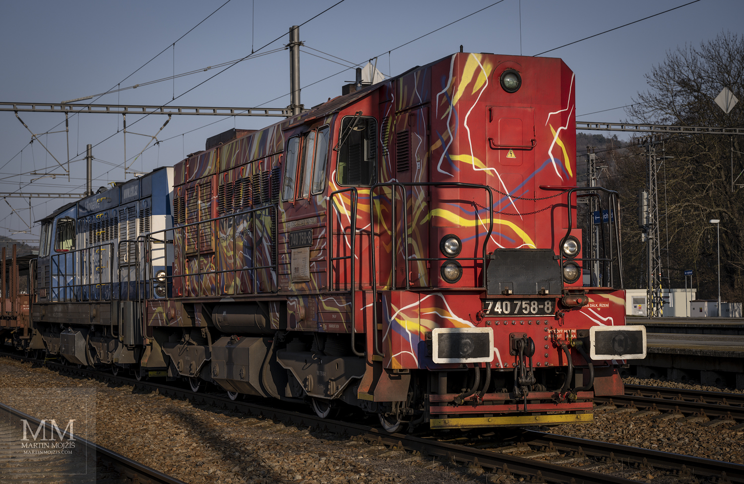 Dvojice diesel-elektrických lokomotiv zvaných Kocour, v čele 740 758-8 IDS Cargo se zakázkovou malbou Interfracht.