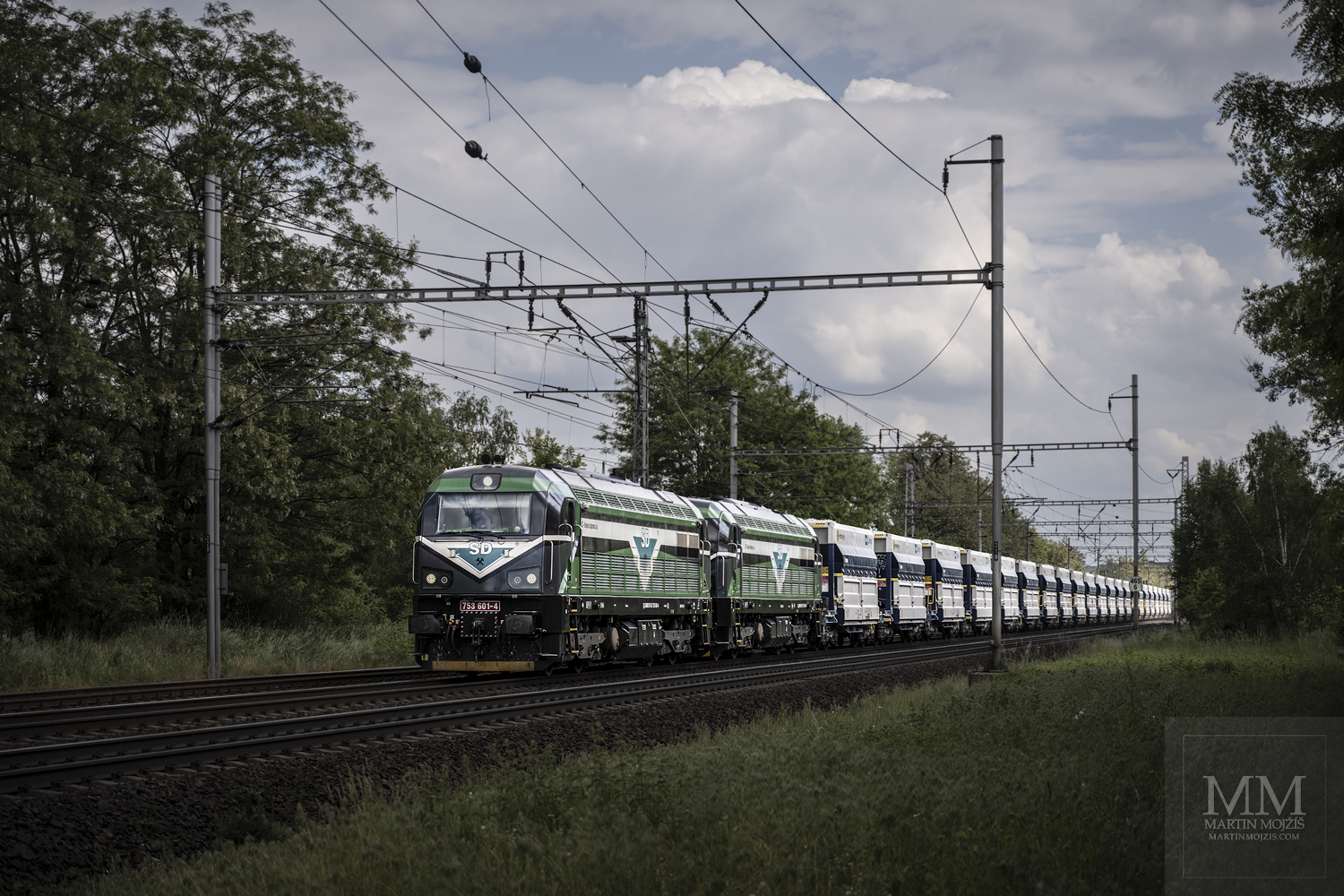Dvě lokomotivy řady 753, v čele 753 601-4, Severočeské doly – kolejová doprava, v čele nákladního vlaku ve směru Ústí nad Labem.