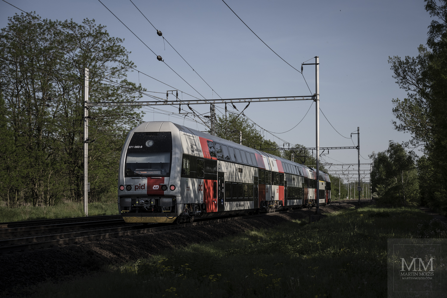 Osobní vlak 971 060-9 v nových barvách PID jede ve směru Kralupy nad Vltavou.