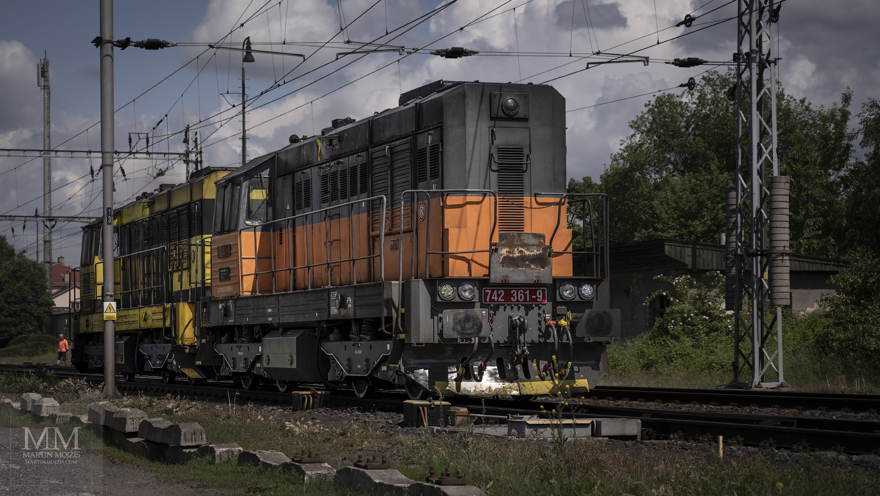 Dvě lokomotivy PKP Cargo International, v čele 742 361-9, jedou strojově ve směru Kralupy nad Vltavou.