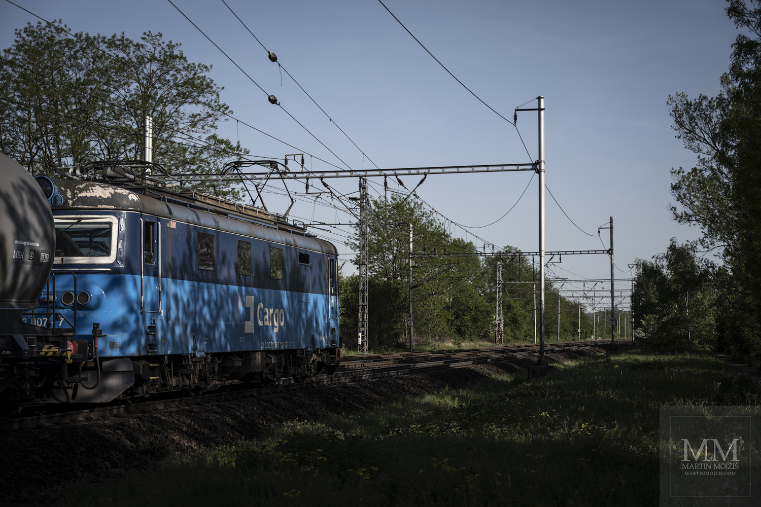 Lokomotiva 123 007-7 ČD Cargo v čele nákladního vlaku ve směru Kralupy nad Vltavou.