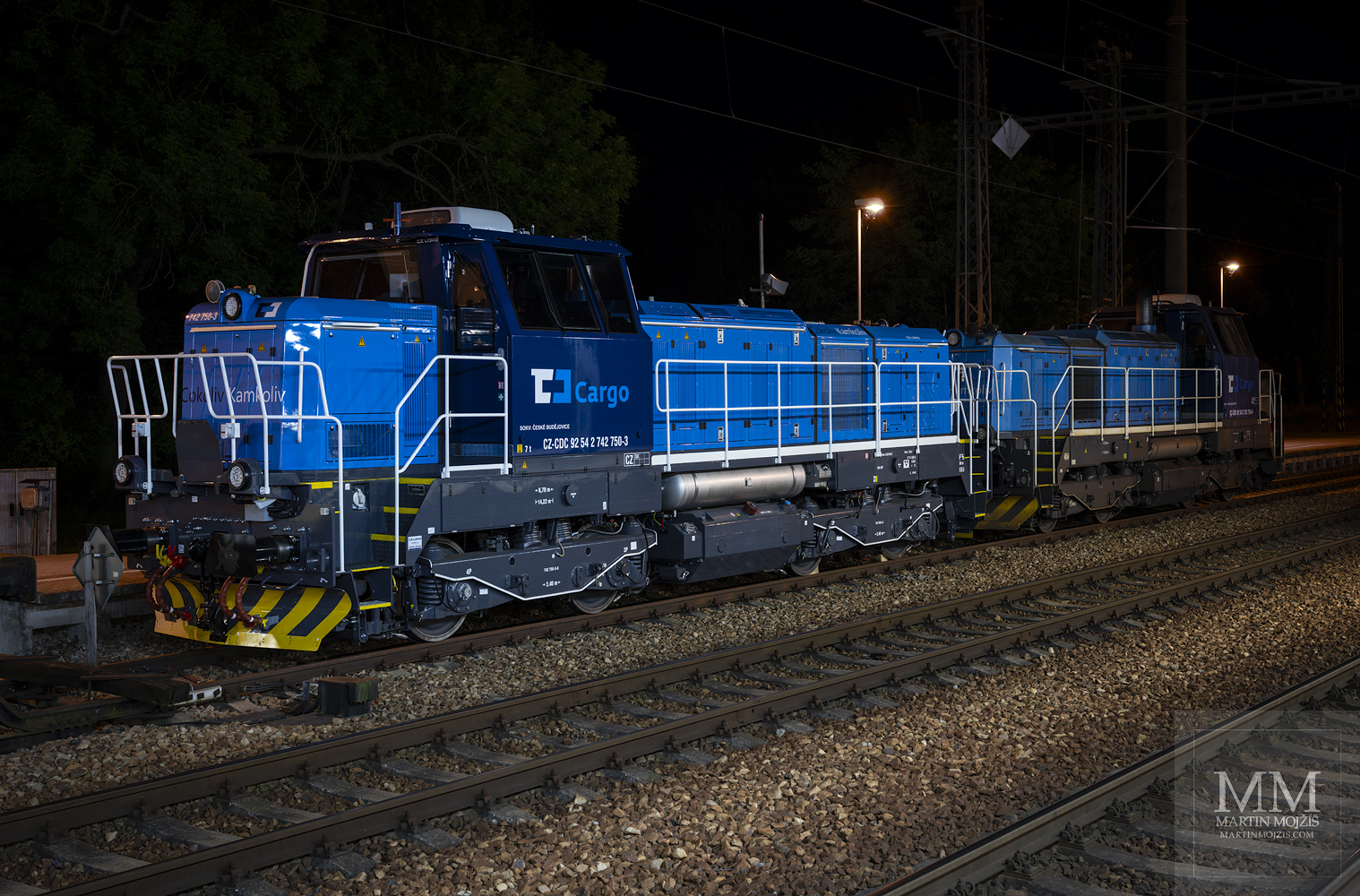 Dvojice lokomotiv řady 742 ČD Cargo, vlevo 742 750-3, vpravo v pozadí 742 715-6.