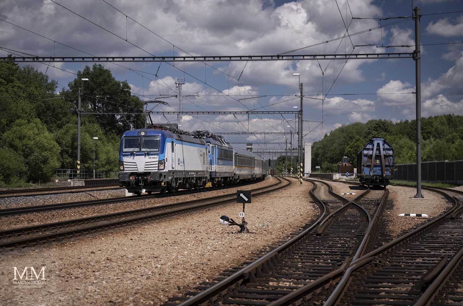 The locomotive Siemens Vectron 193 699-6 carries the Western Express with a locomotive in the direction Pilsen.