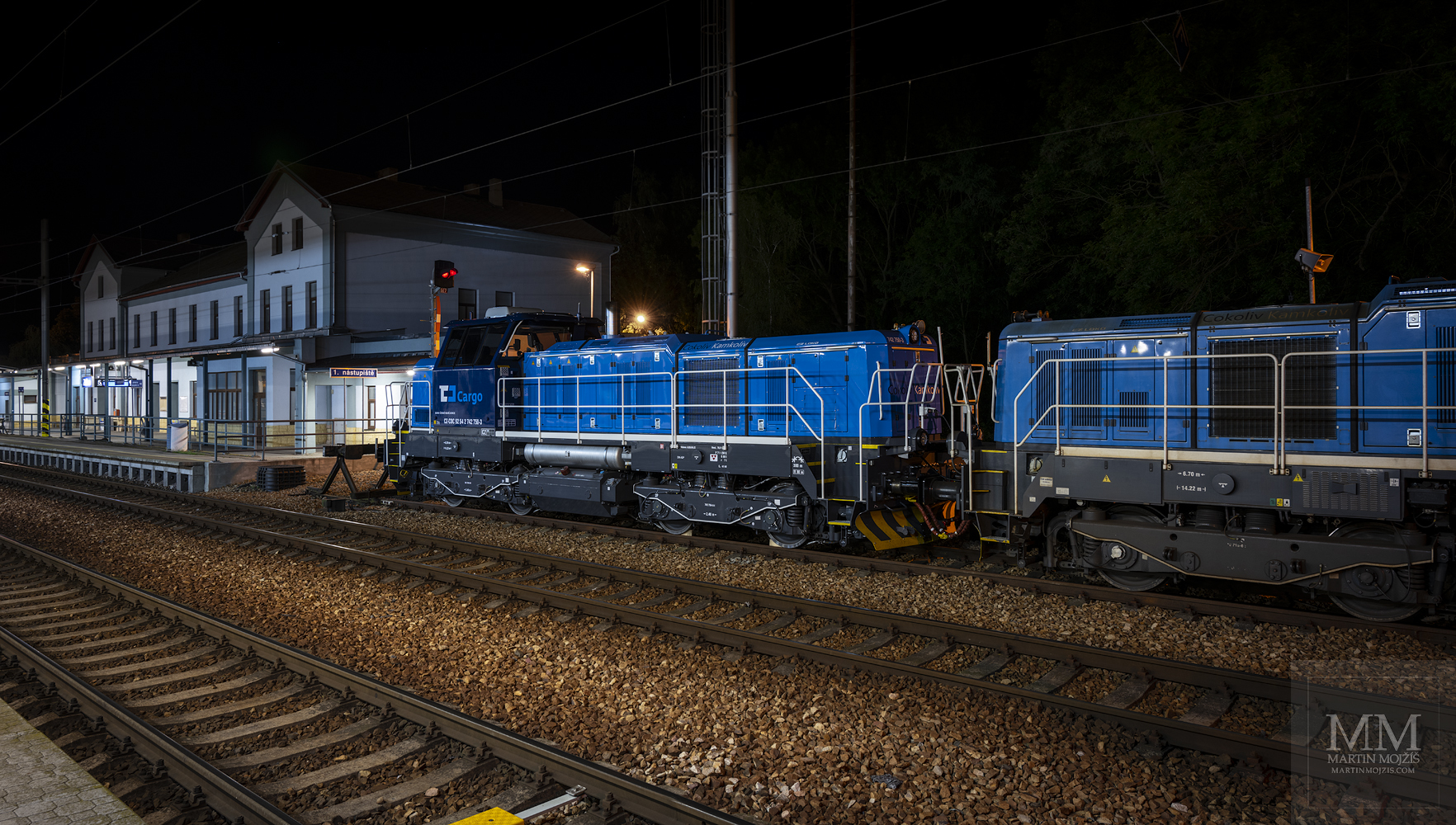 A pair of 742 CD Cargo locomotives, left 742 750-3, right 742 715-6.