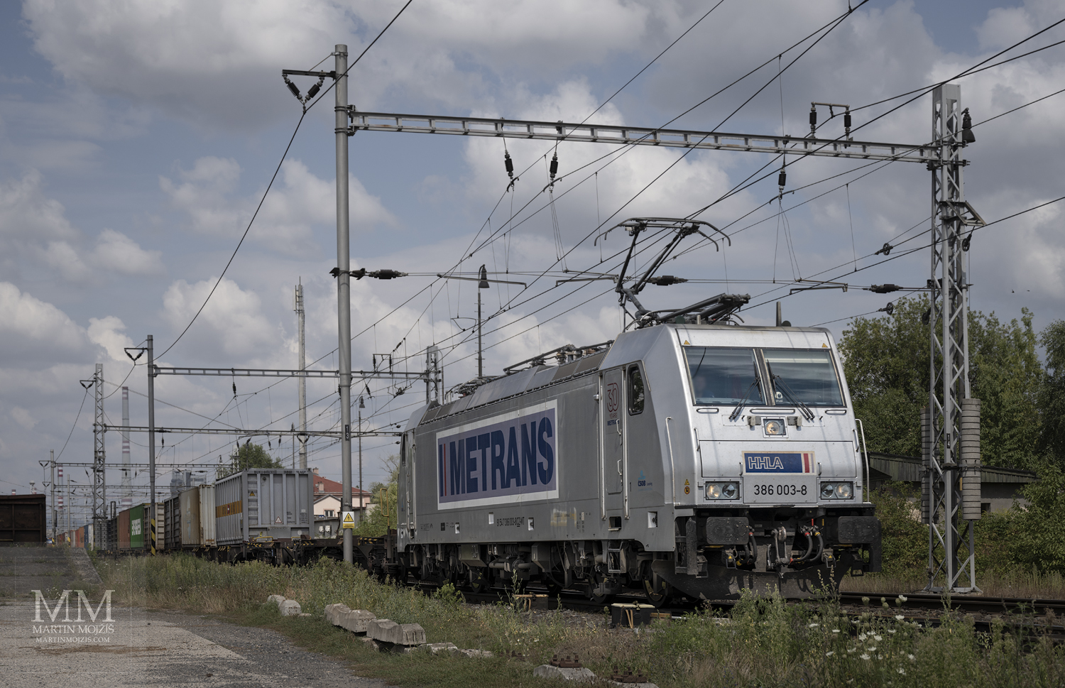 Lokomotiva 386 003-8 Metrans v čele nákladního vlaku.