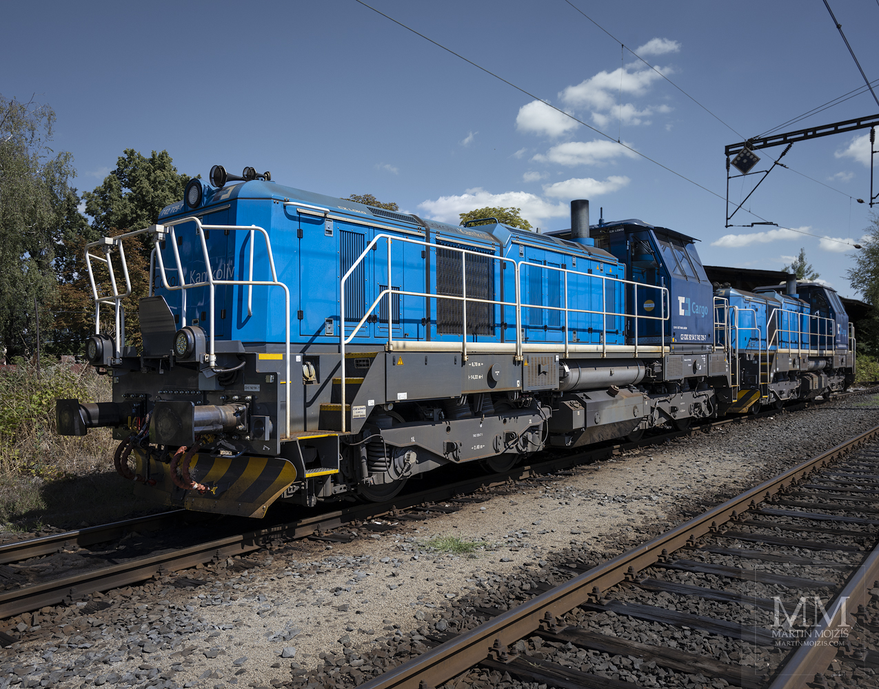Dvojice dieselových lokomotiv řady 742, v čele 742 729-7.