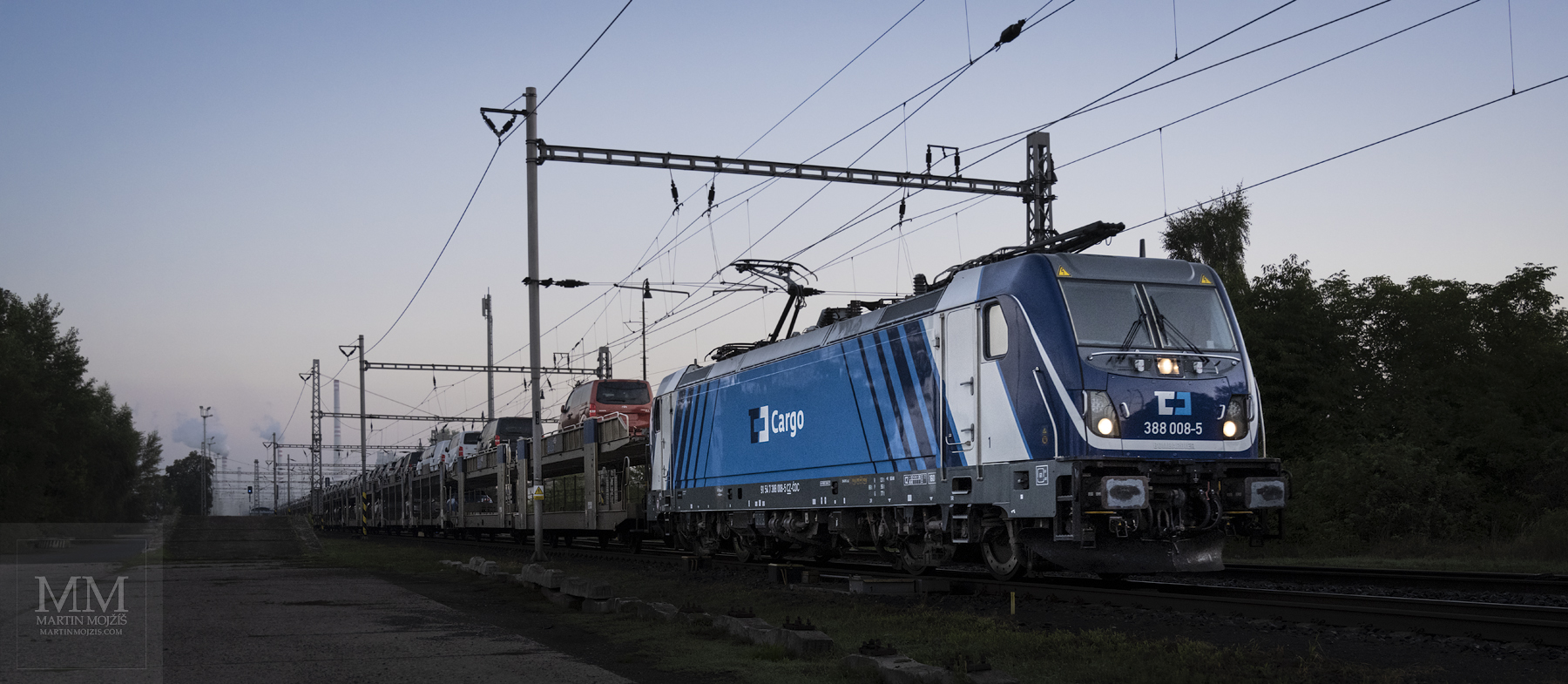 Ranní vlak veze dodávky Toyota, v čele lokomotiva 388 008-5 ČD Cargo.