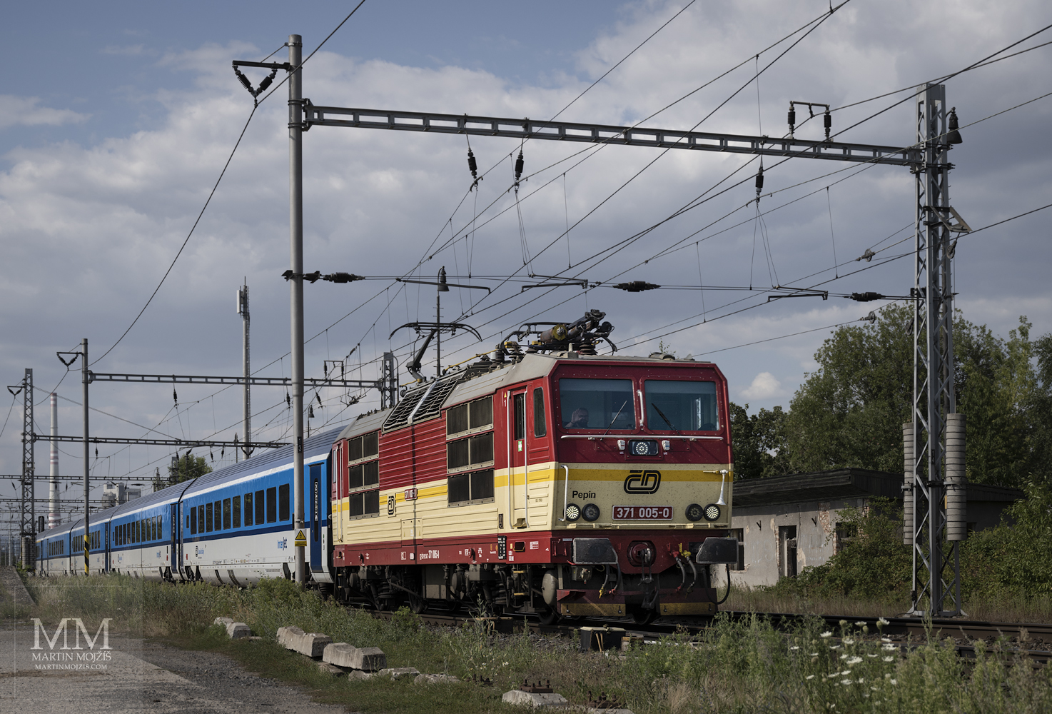 Osobní vlak Českých drah v čele s lokomotivou 371 005-0 Pepin (Škoda 76Em).