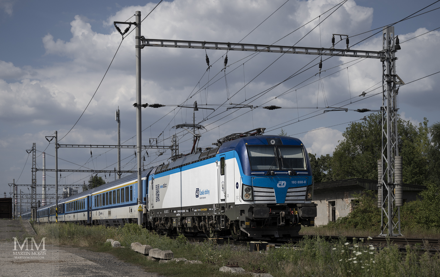 Lokomotiva 193 698-8 (Siemens Vectron MS) České dráhy v čele osobního vlaku.