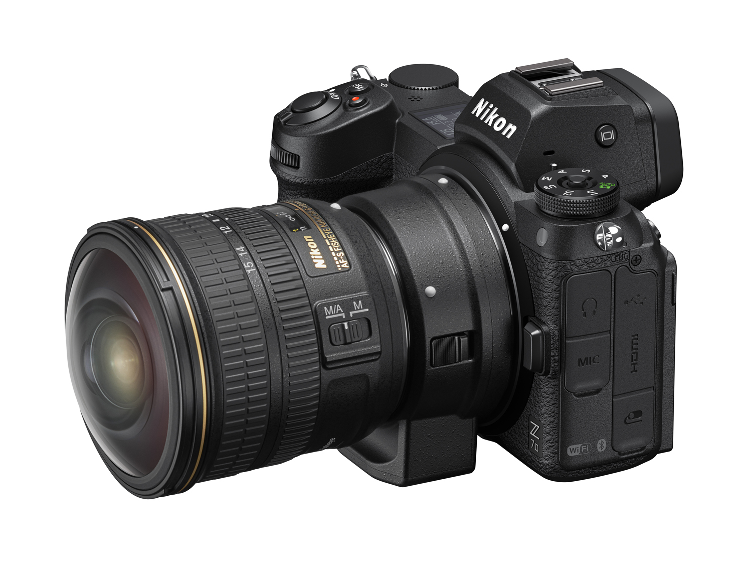 Objektiv Nikkor F připojený přes adaptér k Nikonu Z7II.