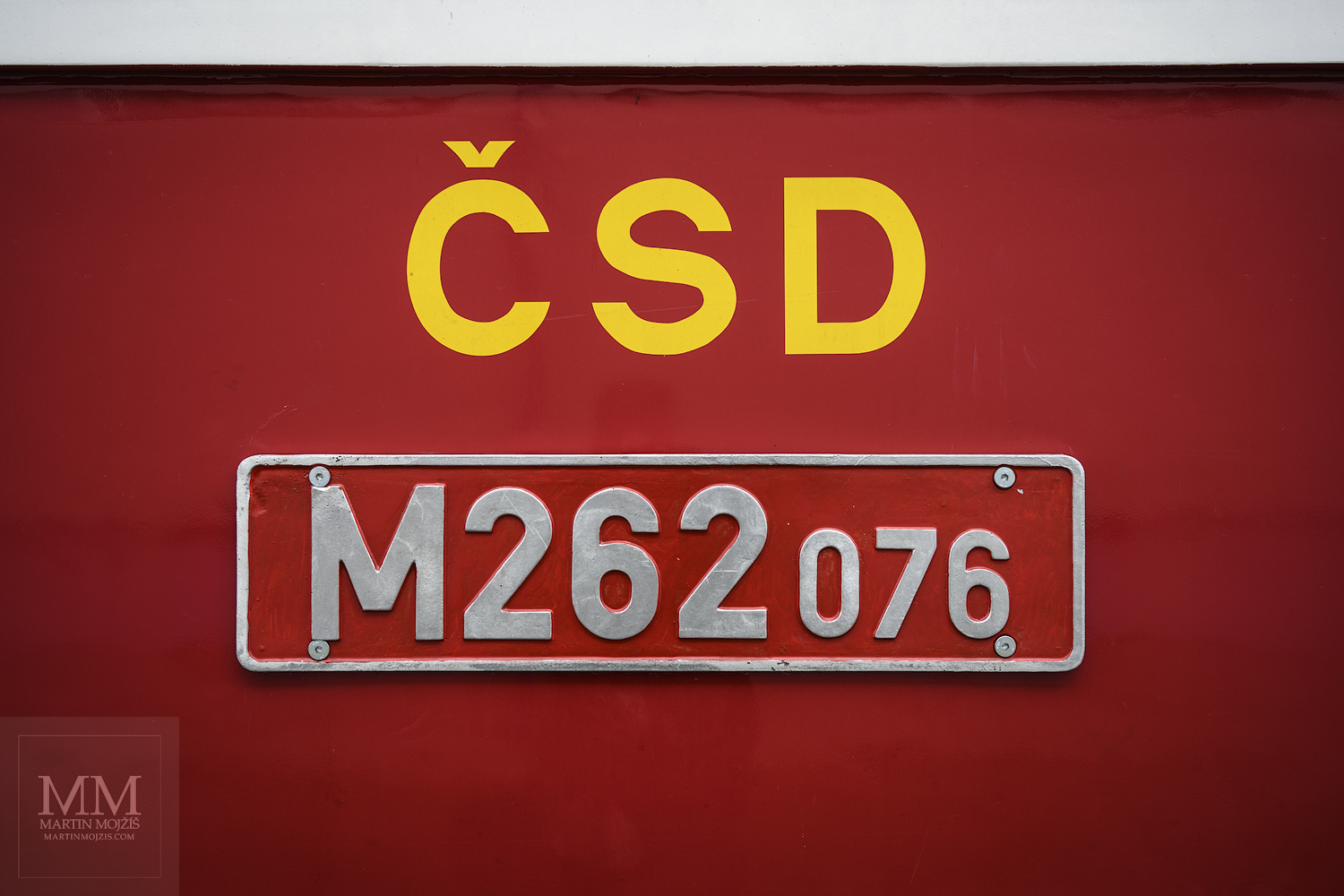 Boční stěna s označením motorového vozu M 262.076.