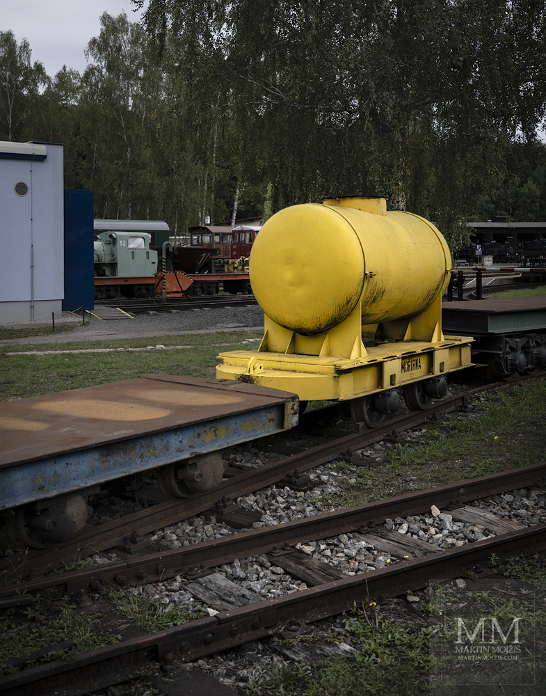Žlutý cisternový vůz s nápisem Mořírna.