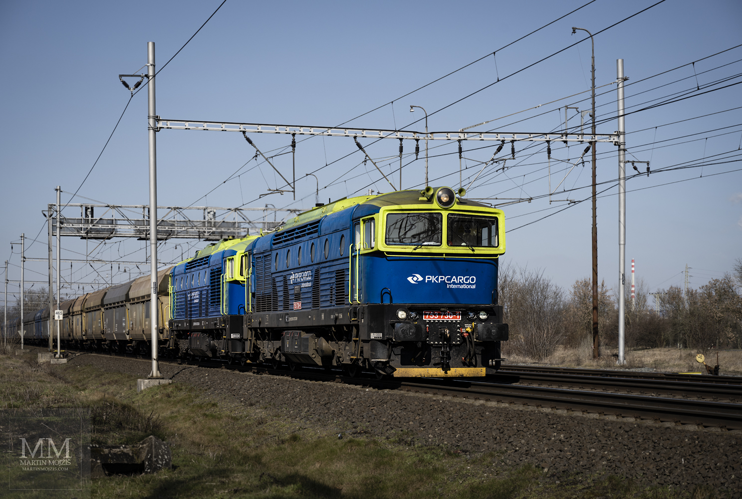 Dvojice lokomotiv, v popředí 753 730-1, v čele nákladního vlaku.
