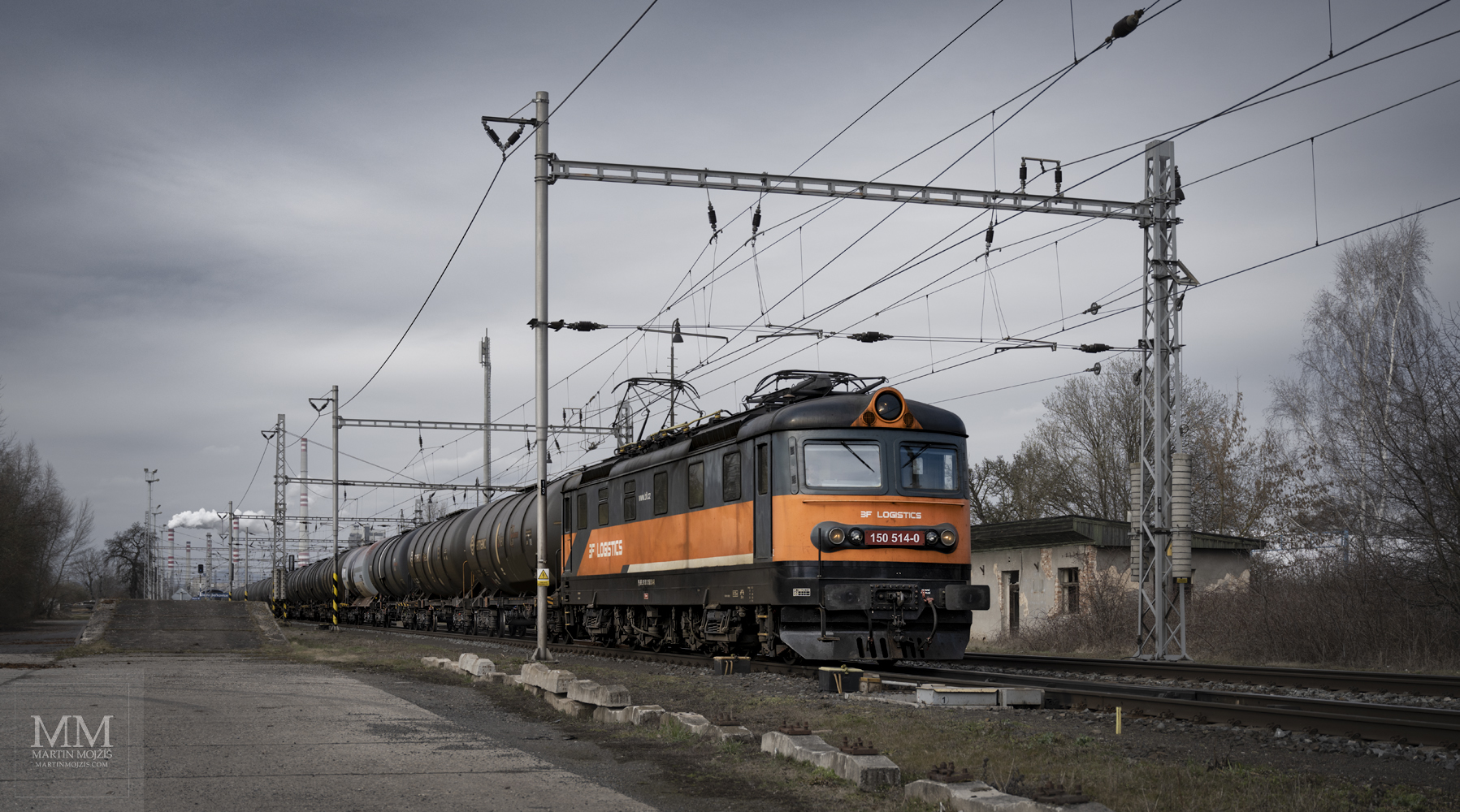 Lokomotiva 150 514-0 v čele nákladního vlaku.