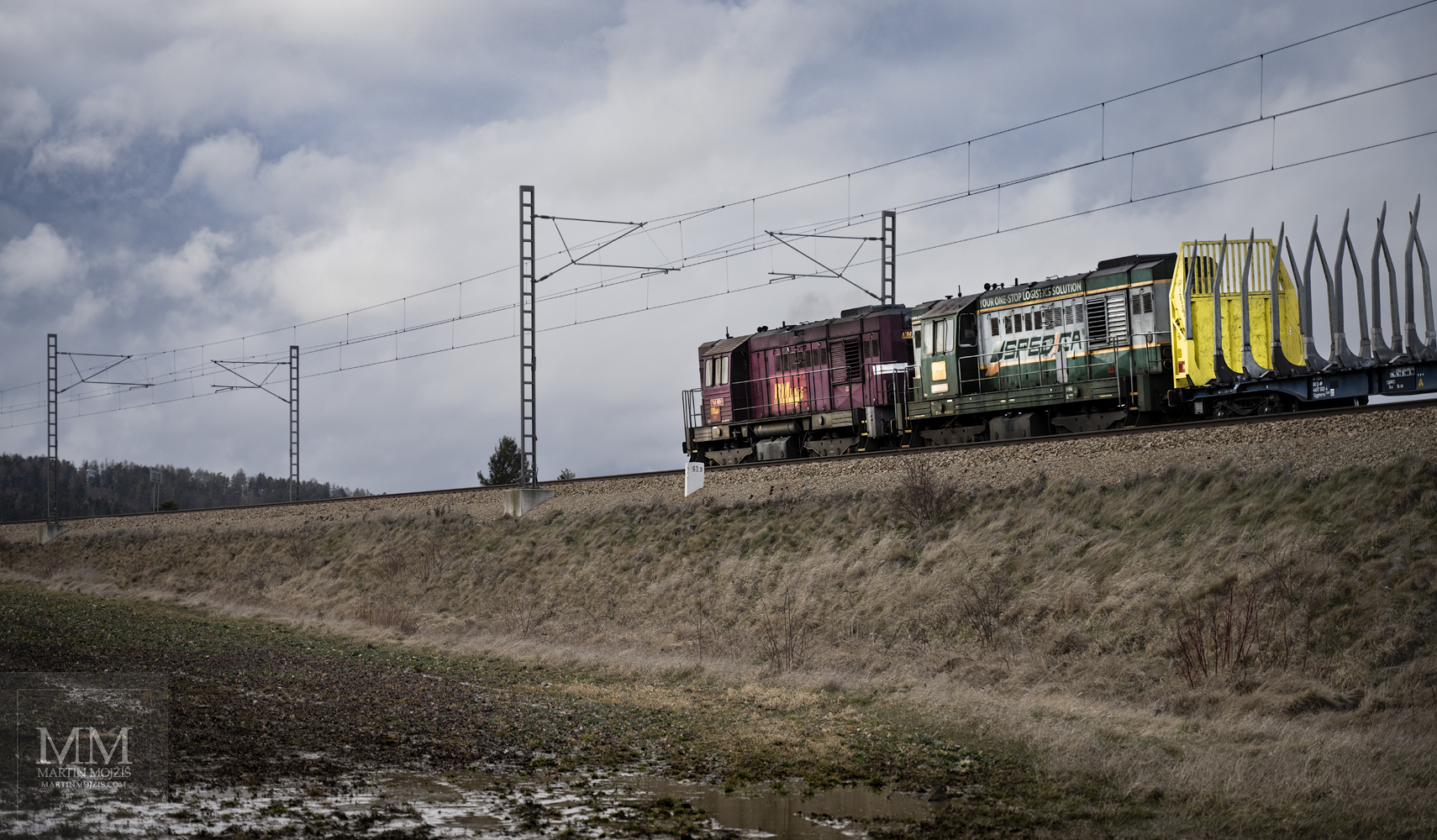 Dvojice lokomotiv v čele nákladního vlaku, vpředu 740 851-1.