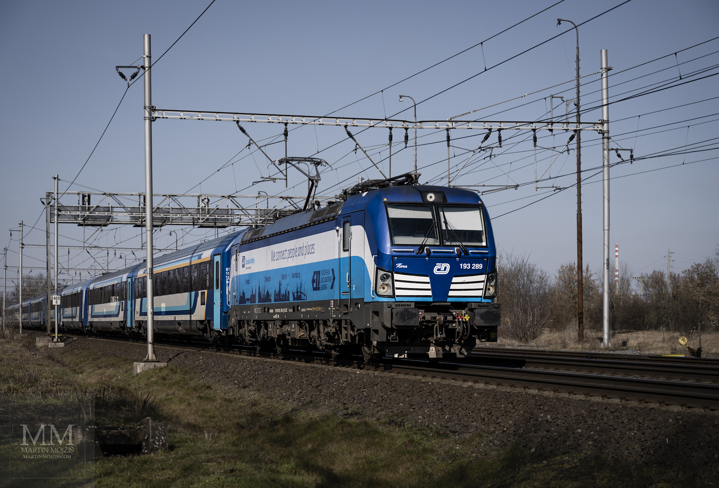 Lokomotiva 193 289 Flora v čele osobního vlaku.