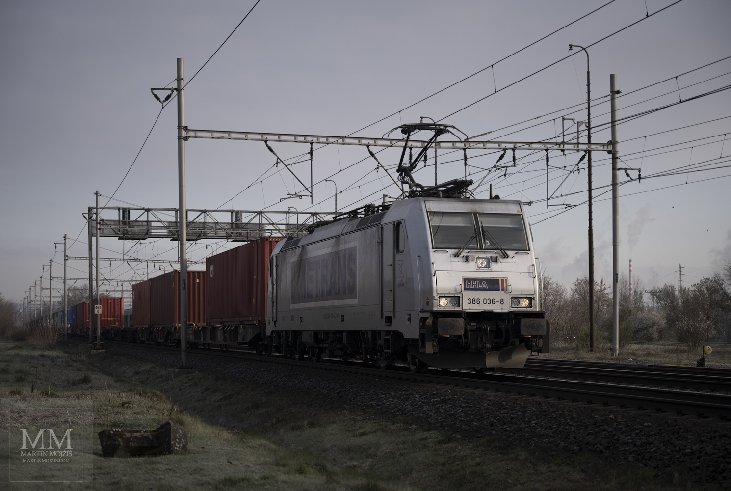 Locomotive 386 036-8 at the head of a freight container train.