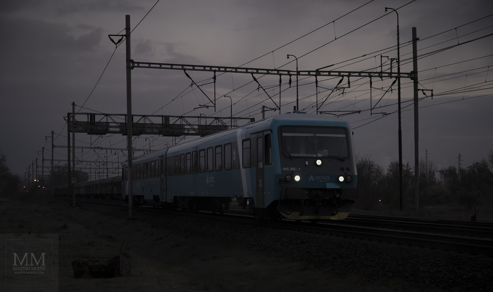 Motor unit 945 305-1 drives shortly after five o'clock in the morning in the direction of Kralupy nad Vltavou.
