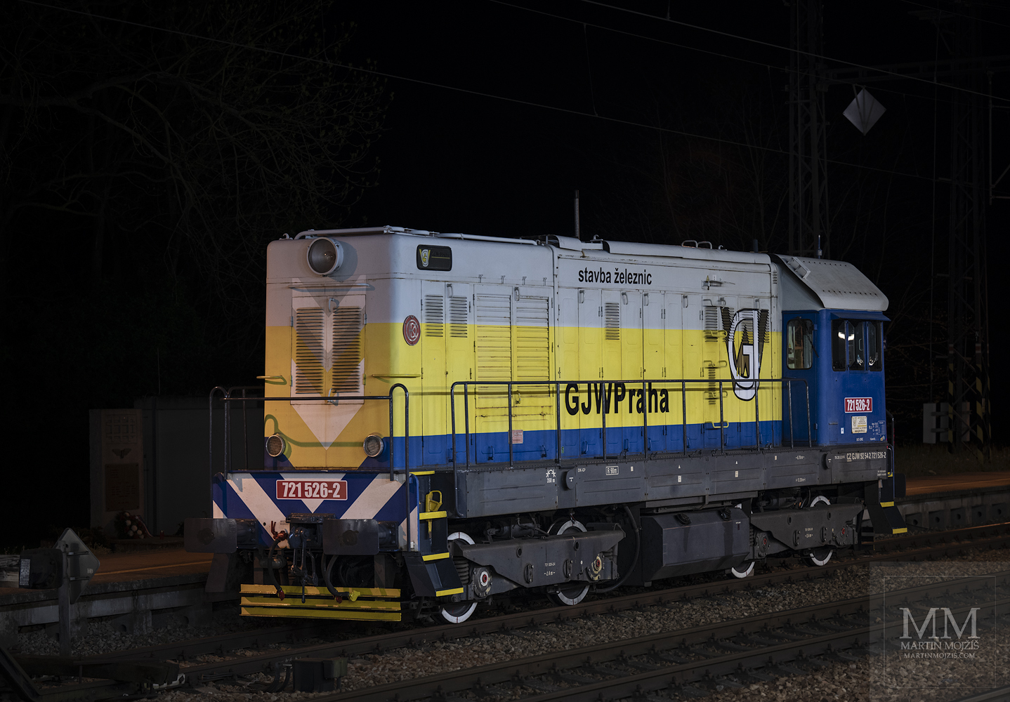 Lokomotiva 721 526-2 v noci na nádraží.