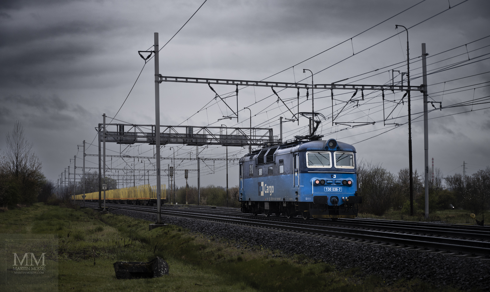 Lokomotiva 130 036-7 jede strojově ve směru Ústí nad Labem.