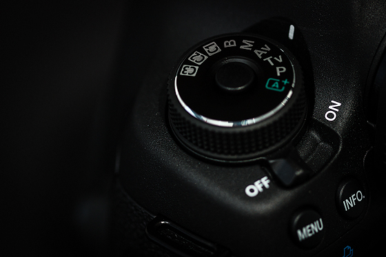 Canon EOS 5D Mark III - vypínač.