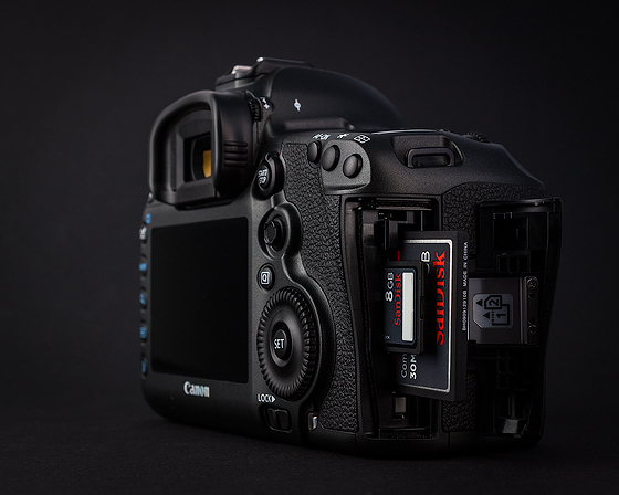 Canon EOS 5DSR – paměťové karty částečně vysunuté z fotoaparátu.