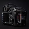 Fotoaparát Canon EOS 5DSR s částečně vysunutými paměťovými kartami.