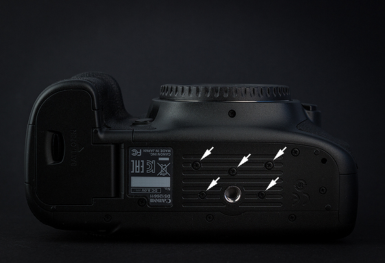 Canon EOS 5DSR – hlavičky šroubků, které drží novou výztuhu dolní části těla.