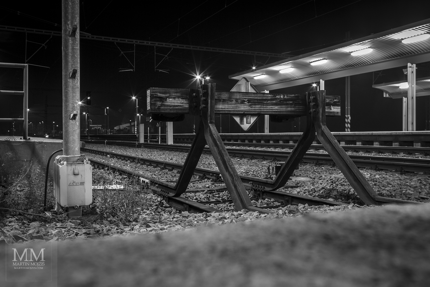Rail stop, in the background the second and third platforms. Zdice railway station.