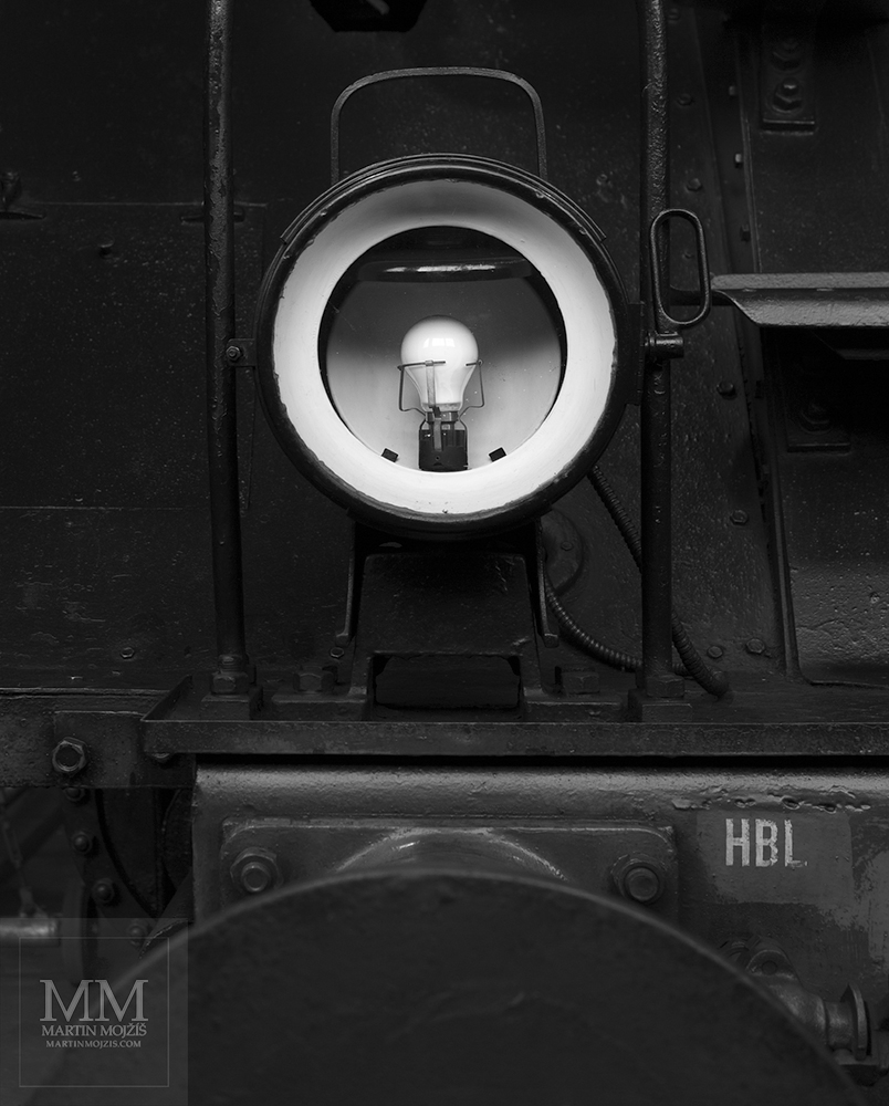 Přední reflektor parní lokomotivy. Eisenbahnmuseum Dresden. Železniční muzeum v Drážďanech.