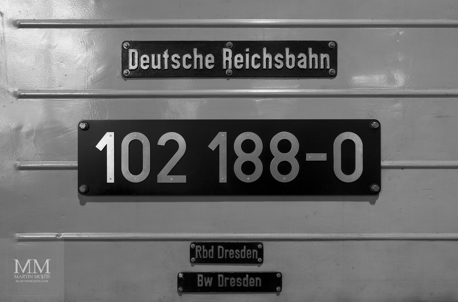 Nápisy Deutsche Reichsbahn, 102 188-0, Rbd Dresden, Bw Dresden na lokomotivě. Eisenbahnmuseum Dresden. Železniční muzeum v Drážďanech.