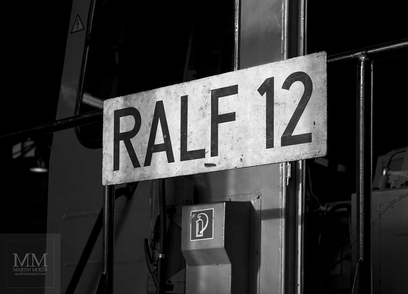 Nápis RALF 12 na lokomotivě. Eisenbahnmuseum Dresden. Železniční muzeum v Drážďanech.