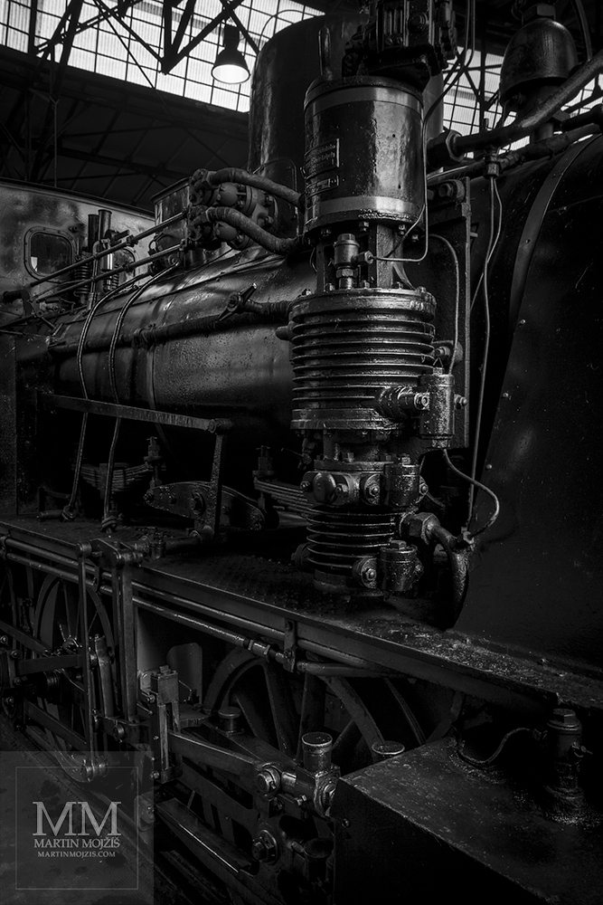 Pečlivě rekonstruovaný kompresor parní lokomotivy. Eisenbahnmuseum Dresden. Železniční muzeum v Drážďanech.