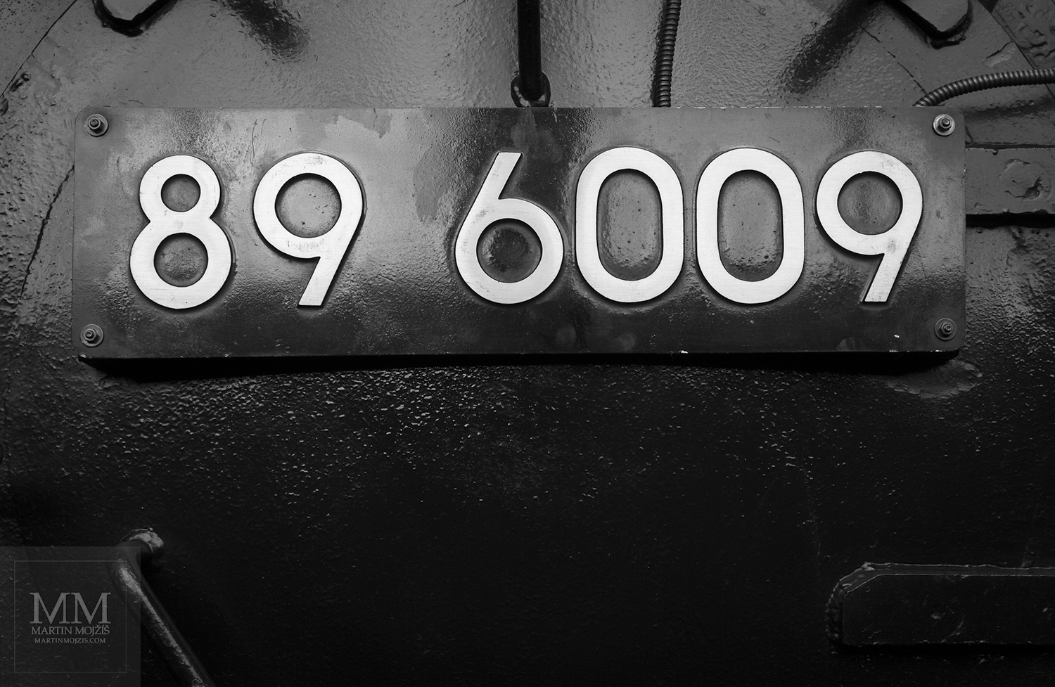 Tabulka s číslem 89 6009. Eisenbahnmuseum Dresden. Železniční muzeum v Drážďanech.