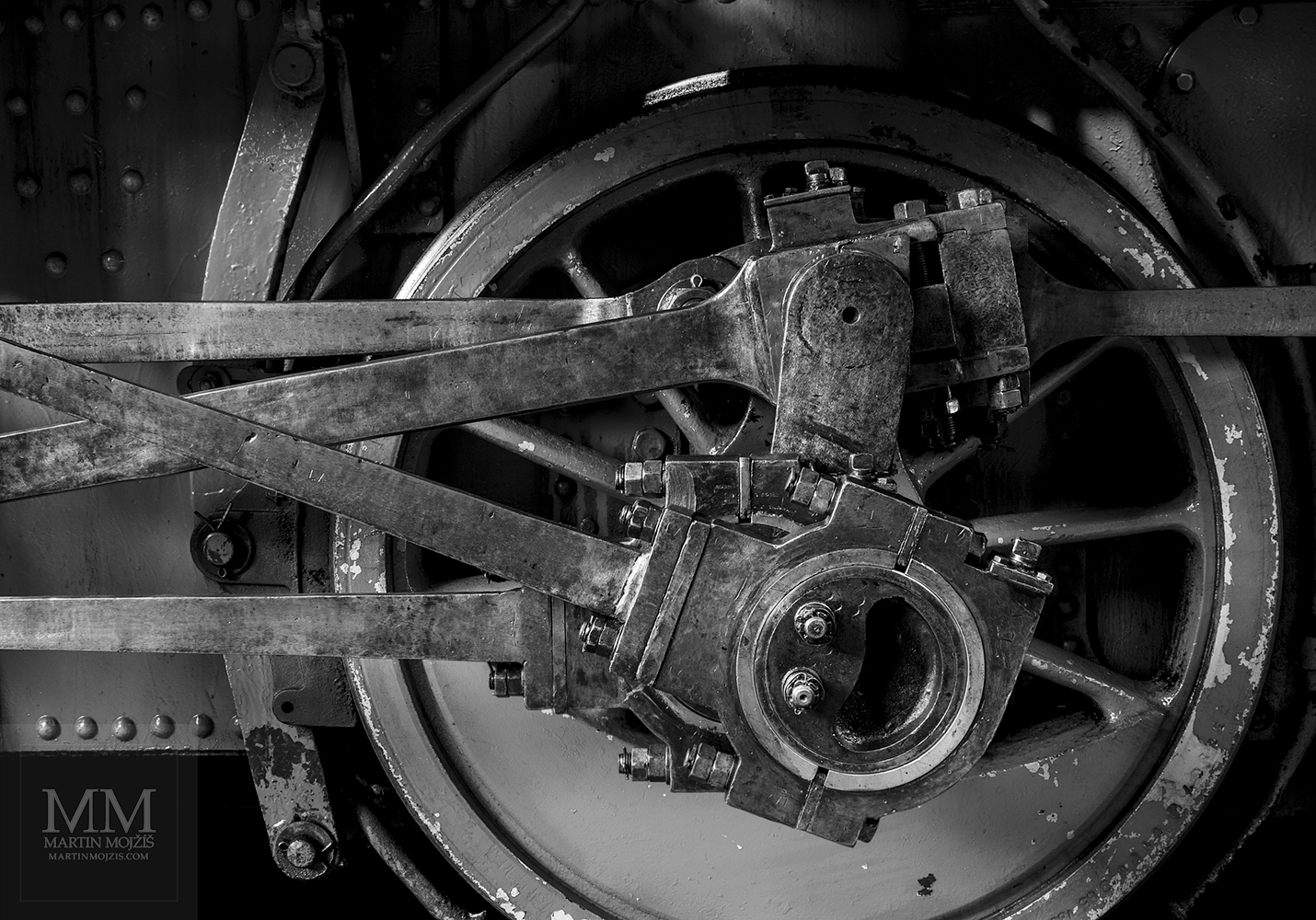Rods and wheel of a steam locomotive. Eisenbahnmuseum Dresden – Dresden Railway Museum.
