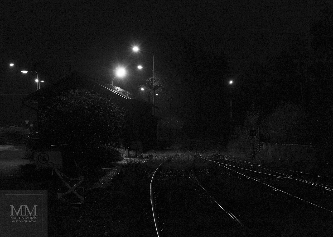 Noční železniční nádraží v dešti. Česká Lípa v noci.