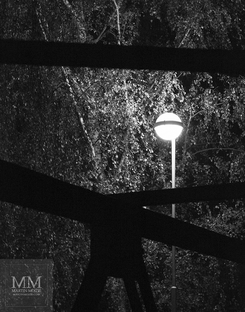 Pouliční lampa s kulatým krytem. Česká Lípa v noci.