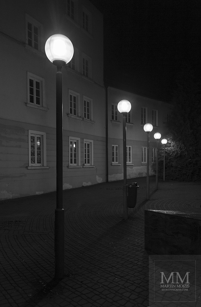 Pouliční lampy. Česká Lípa v noci.
