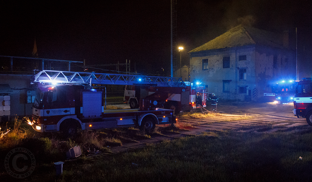 Hasičské vozy na nádraží. Požár v Kralupech nad Vltavou.