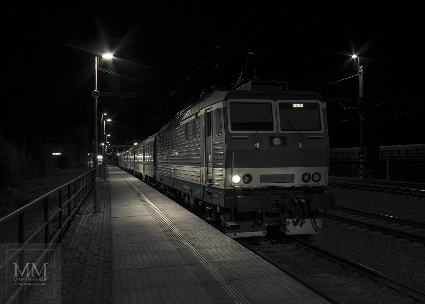 Lokomotiva 363 054-8. Nádraží Kařízek v noci.