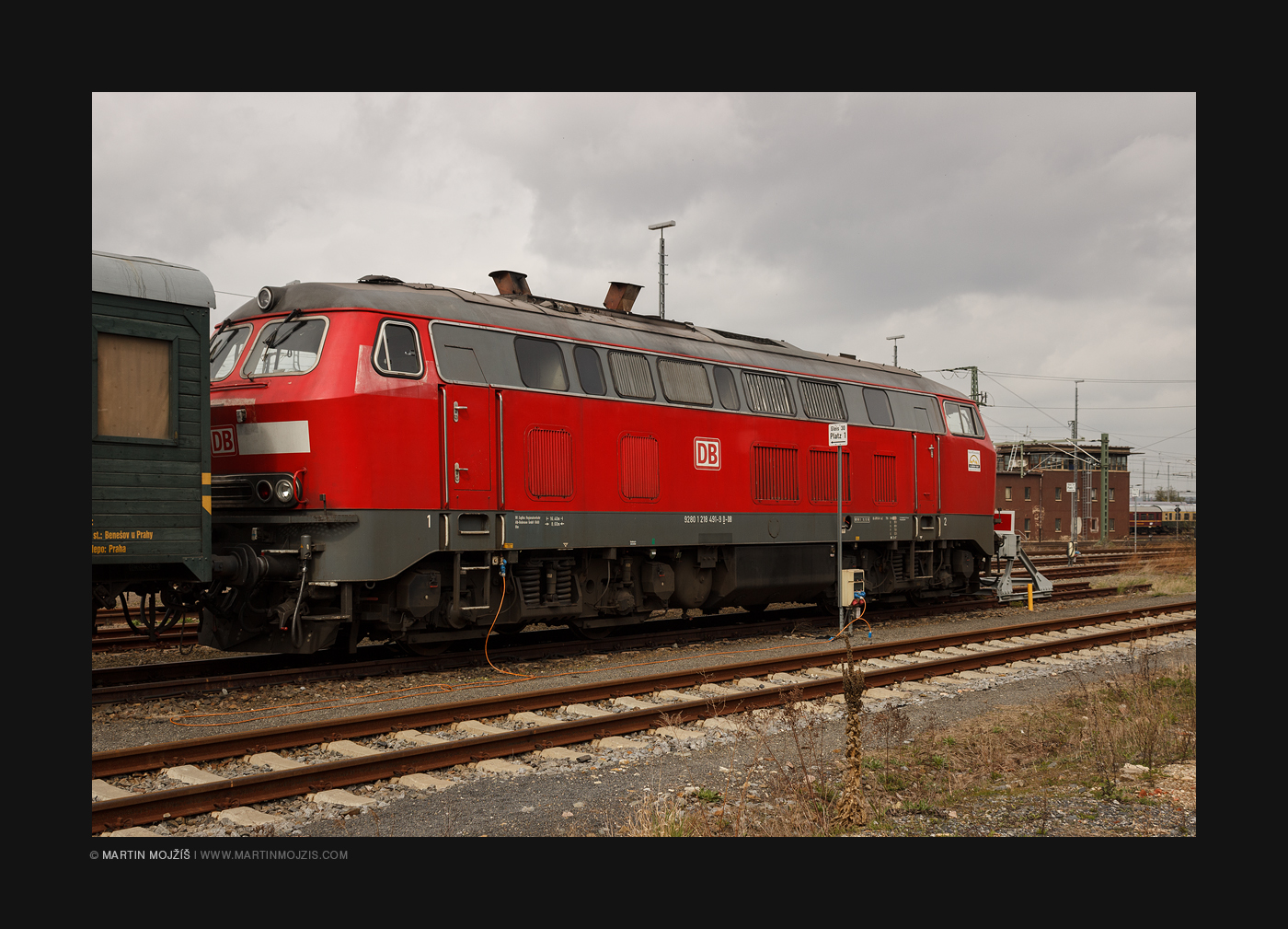 Červená diesel elektrická lokomotiva 218 491-9 DB.