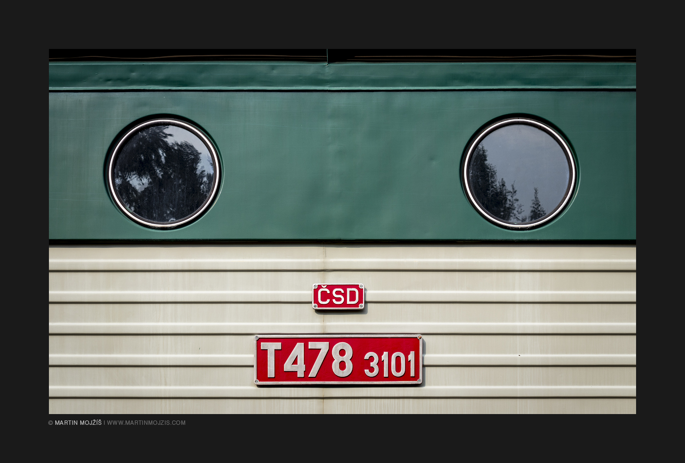 Dvě boční okénka a nápisy na lokomotivě T478 3101. Železniční muzeum v Lužné u Rakovníka.