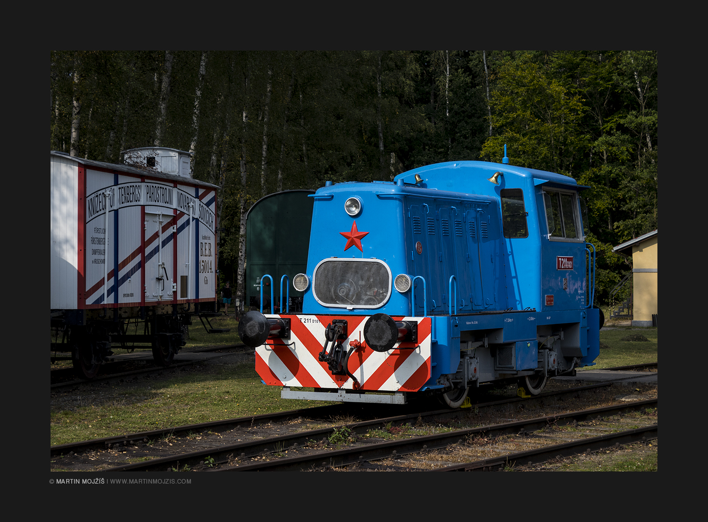 Malá modrá posunovací lokomotiva T211 0101. Železniční muzeum v Lužné u Rakovníka.