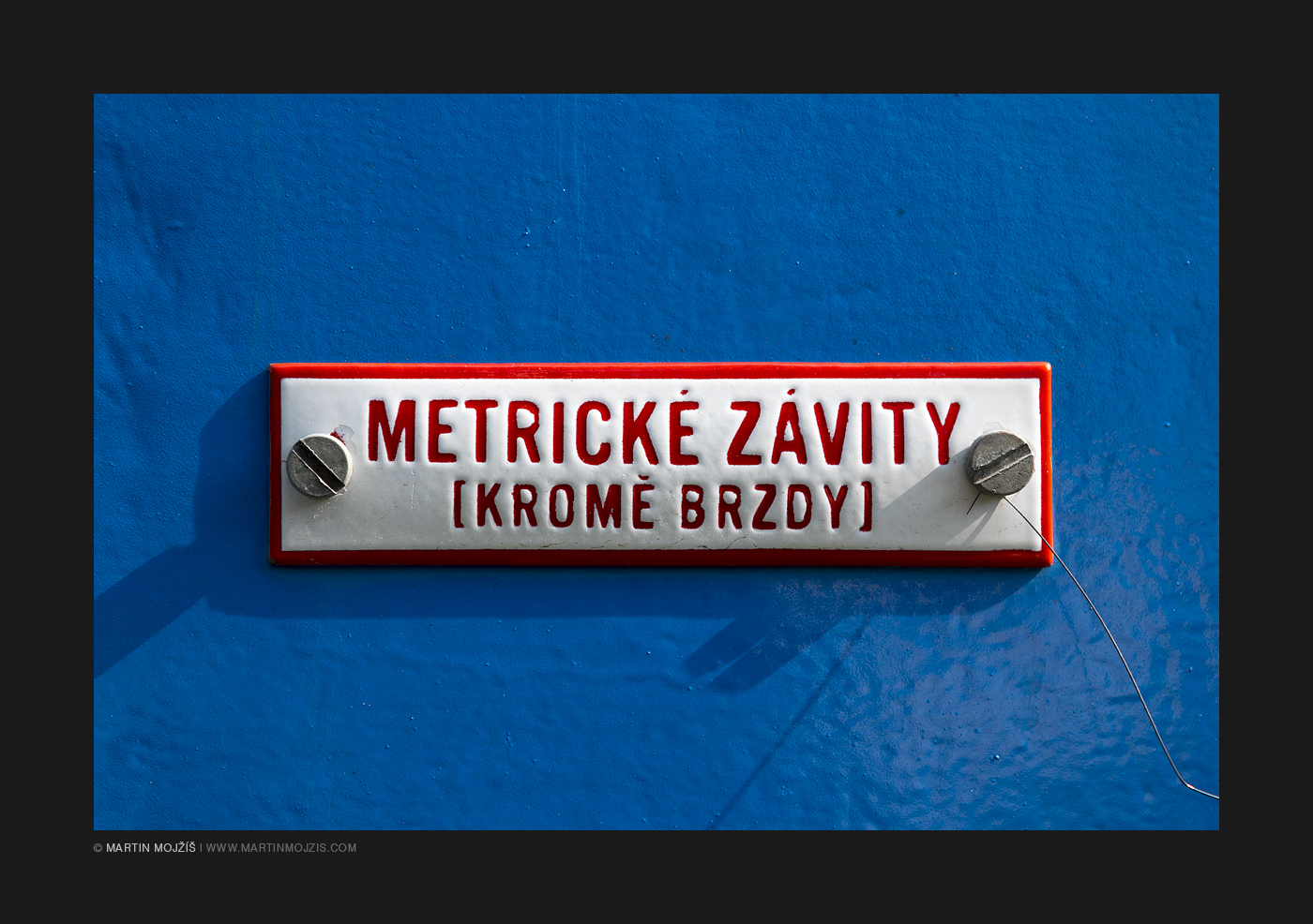 The label on the tiny locomotive points to metric threads (except the brake). Railway muzeum in Luzna near Rakovnik.