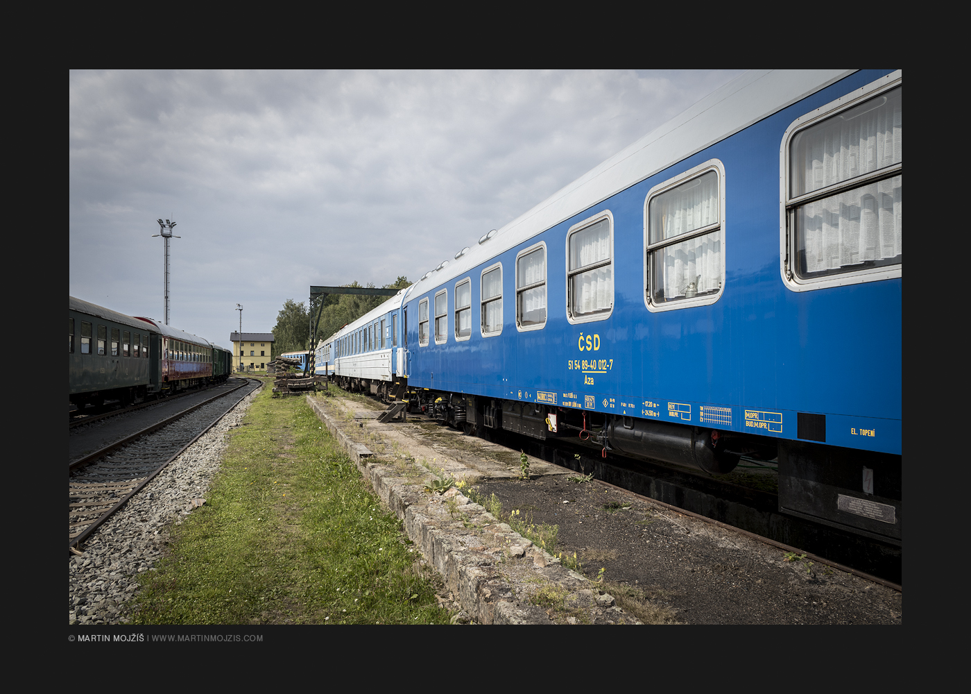 Modrý osobní železniční vagon ČSD 51 54 89-40 012-7 Aza. Železniční muzeum v Lužné u Rakovníka.