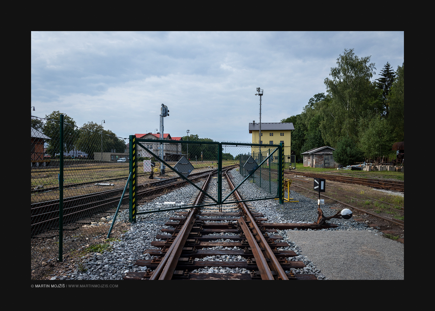 Brána železničního muzea. Železniční muzeum v Lužné u Rakovníka.