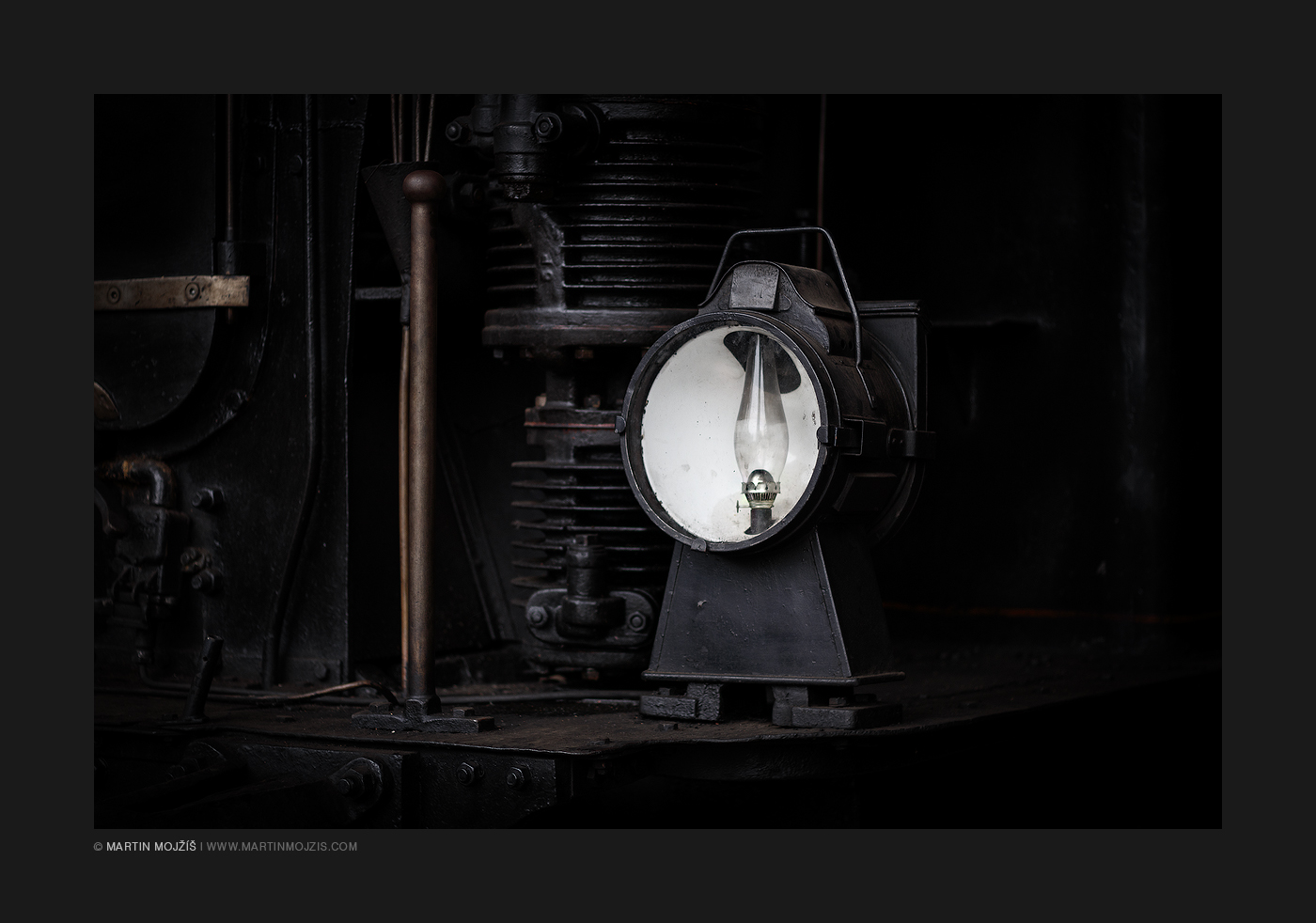 Přední reflektor parní lokomotivy, místo žárovky je zde petrolejová lampa. Železniční muzeum v Lužné u Rakovníka.
