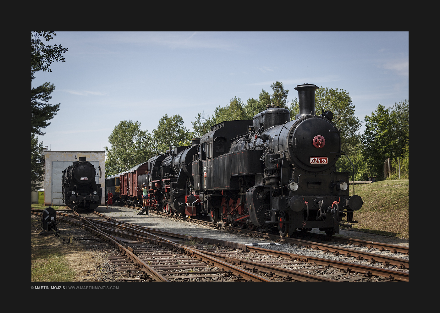 Parní lokomotivy vystavené v železničním muzeu Vlečka Kněževes. Vpravo v popředí 524 159. Kolešovka 2017.