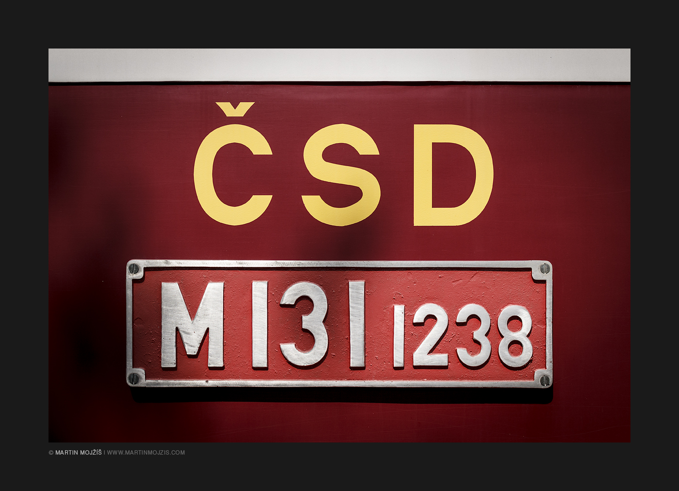 Znak ČSD a typová tabulka na červeném motoráčku M131 1238. Kolešovka 2017.